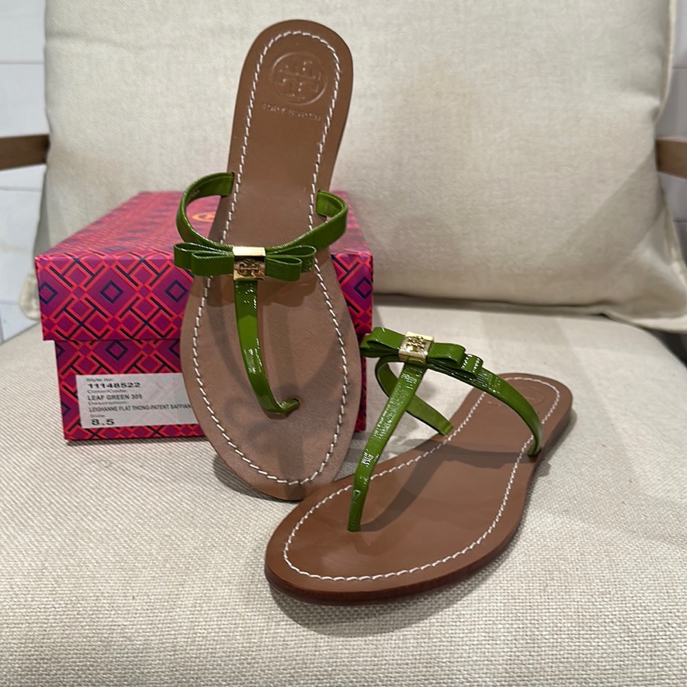 *Brand New* with box and storage bag Tory Burch leaf green Leighanne flat thong